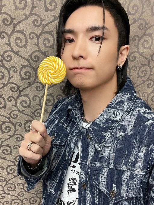 화이트 데이라서 팬들한테 잔망 부리는 남자 아이돌 | 인스티즈