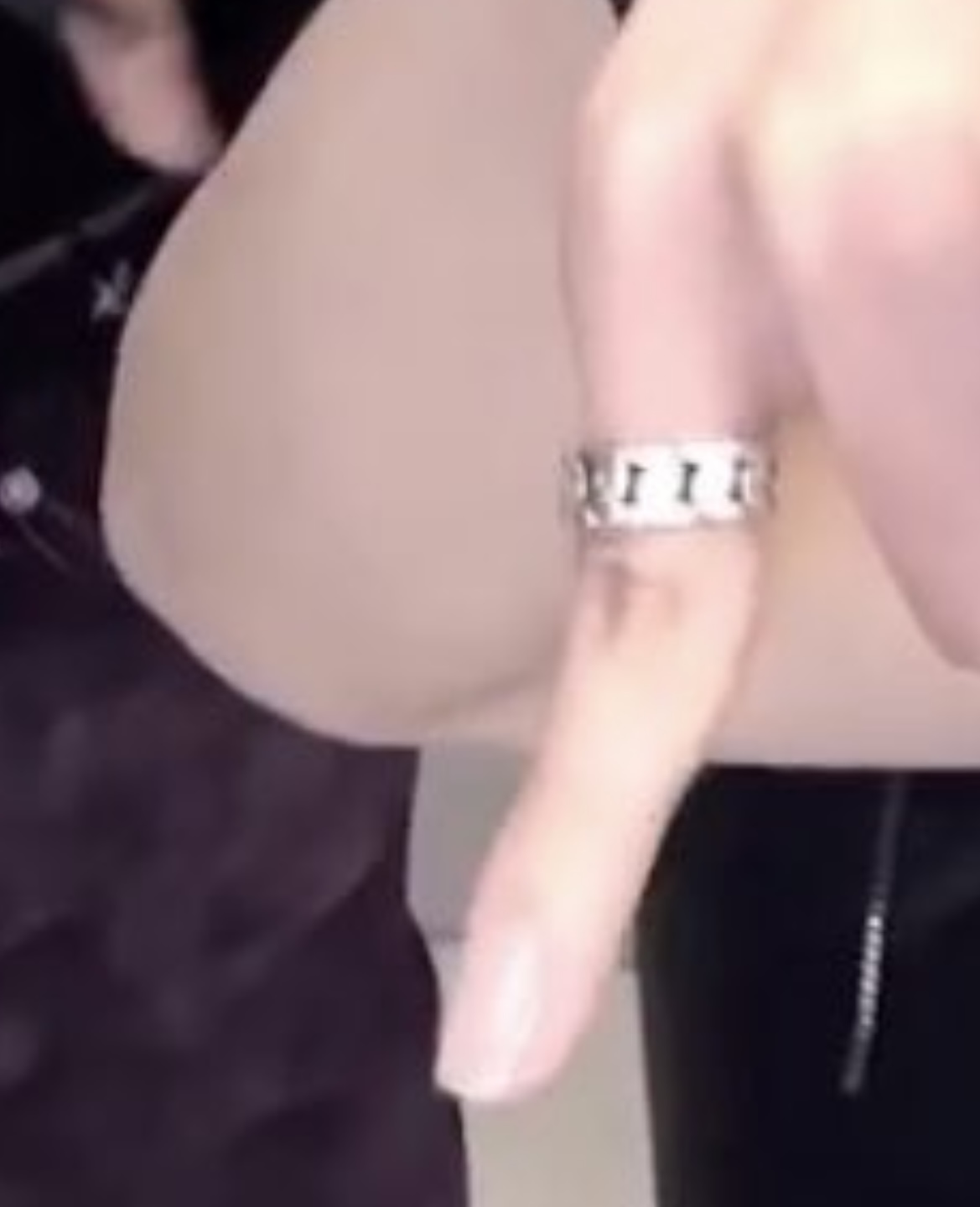 [잡담] 건욱이 손톱 바디가 긴가보네 | 인스티즈