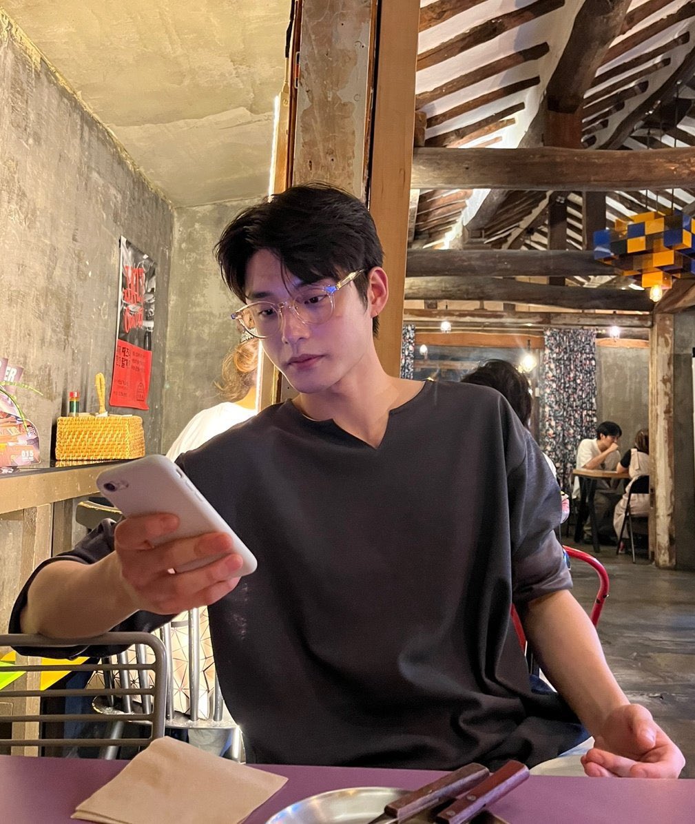 [잡담] 김지웅 보플 나가더니 사복이 더 아이돌스러워졌어 | 인스티즈