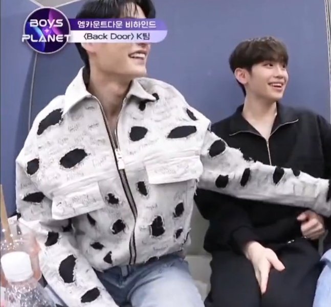 [잡담] 뭐야 얘네 왜 똑같은 옷 입고 있어 | 인스티즈