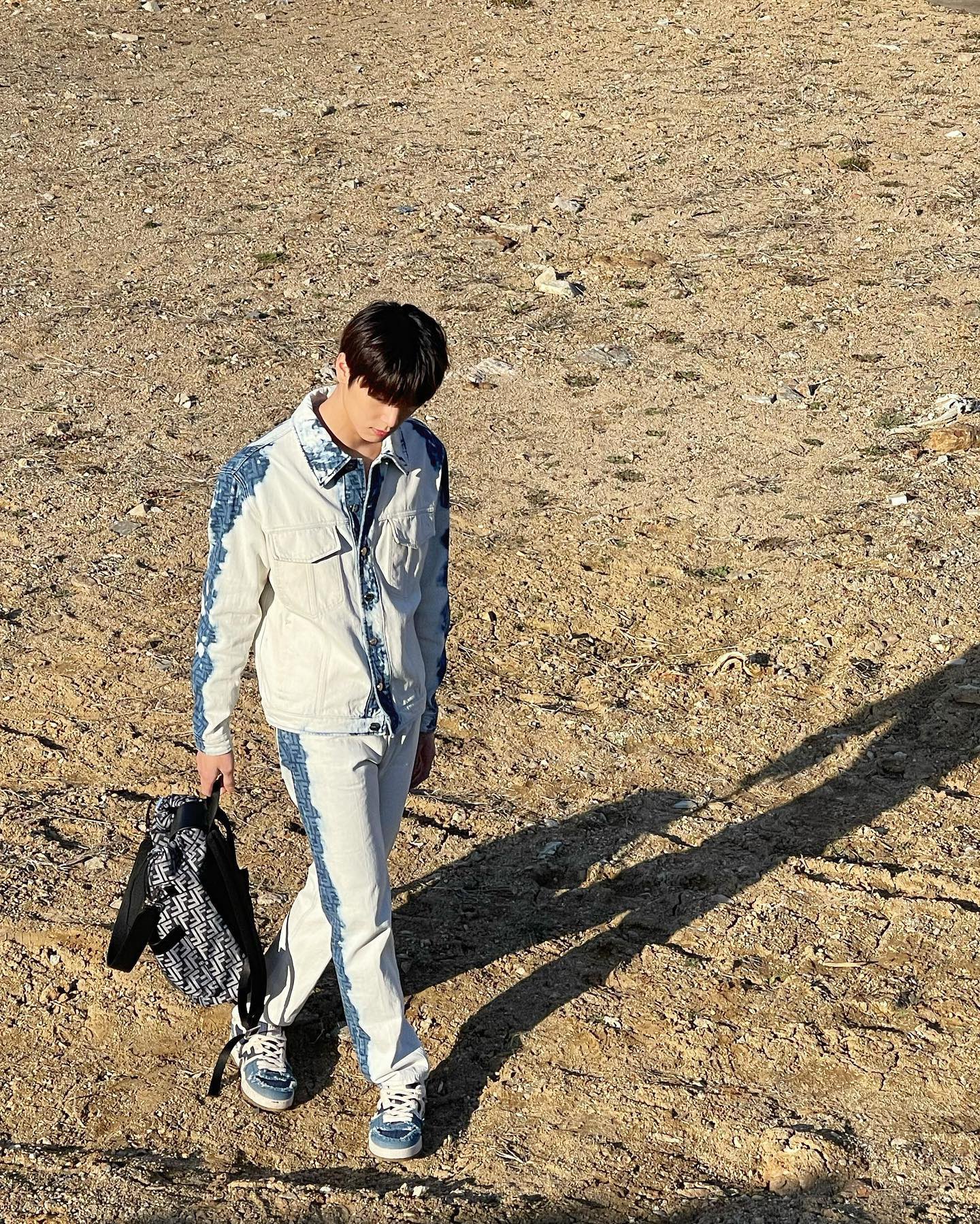 [잡담] 이런 허접한 배경에서도 화보 같은 사진이 나오는구나… | 인스티즈