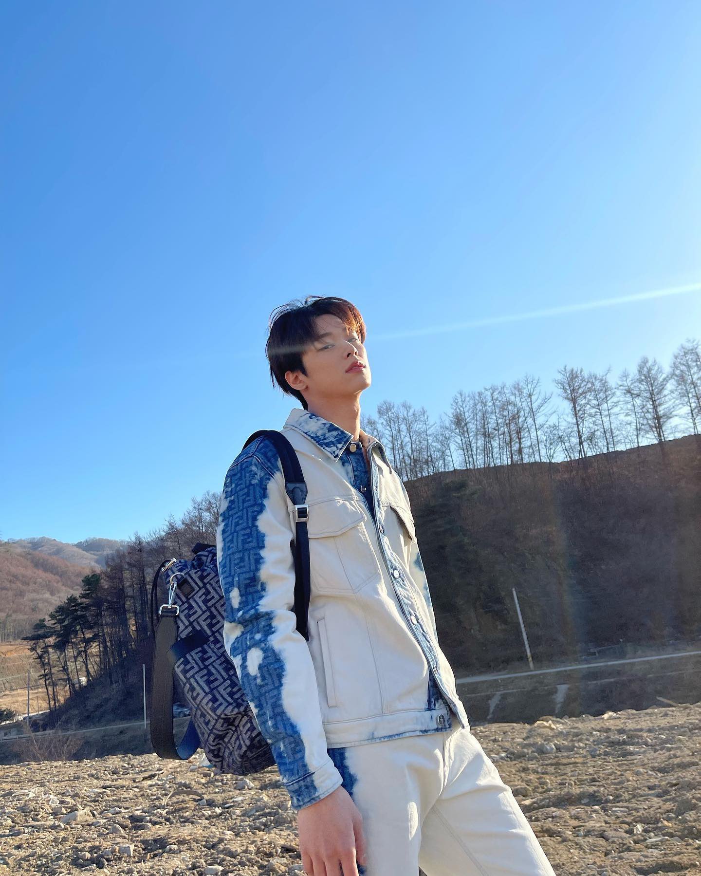 [잡담] 이런 허접한 배경에서도 화보 같은 사진이 나오는구나… | 인스티즈