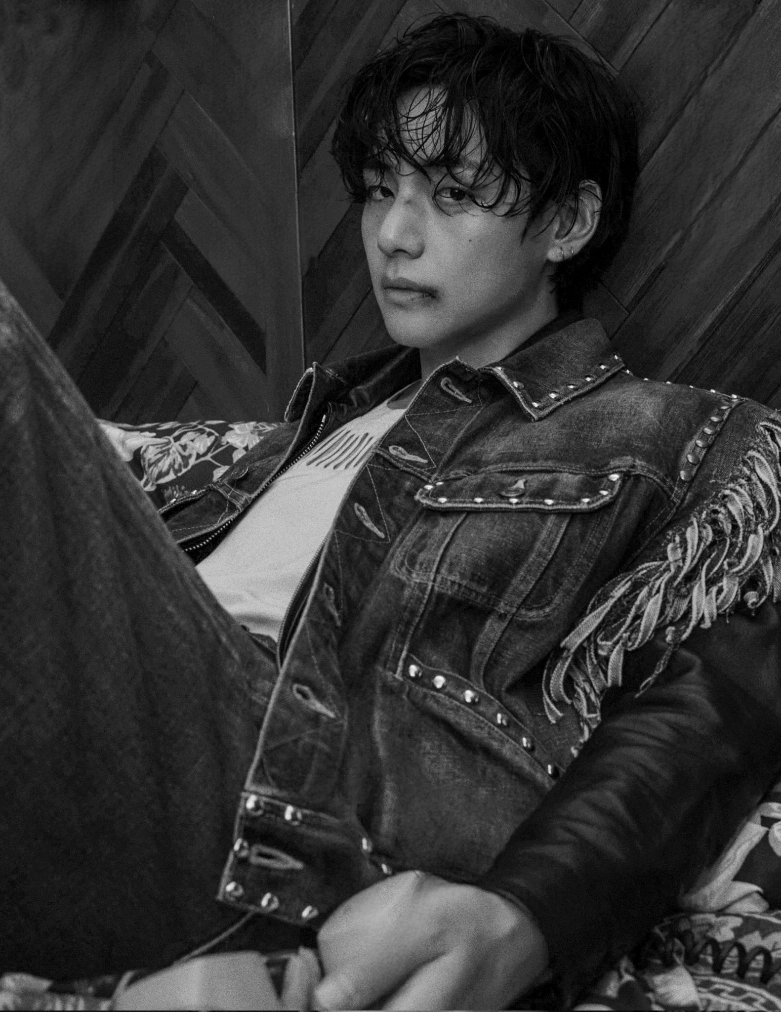 [잡담] 뷔 화보 눈빛으로 말하는 것 같다 | 인스티즈