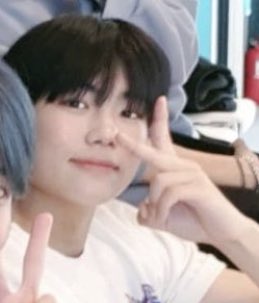 [잡담] 저화질인데 꼬물이 같은 건욱이 사진 왜이렇게 좋지 | 인스티즈