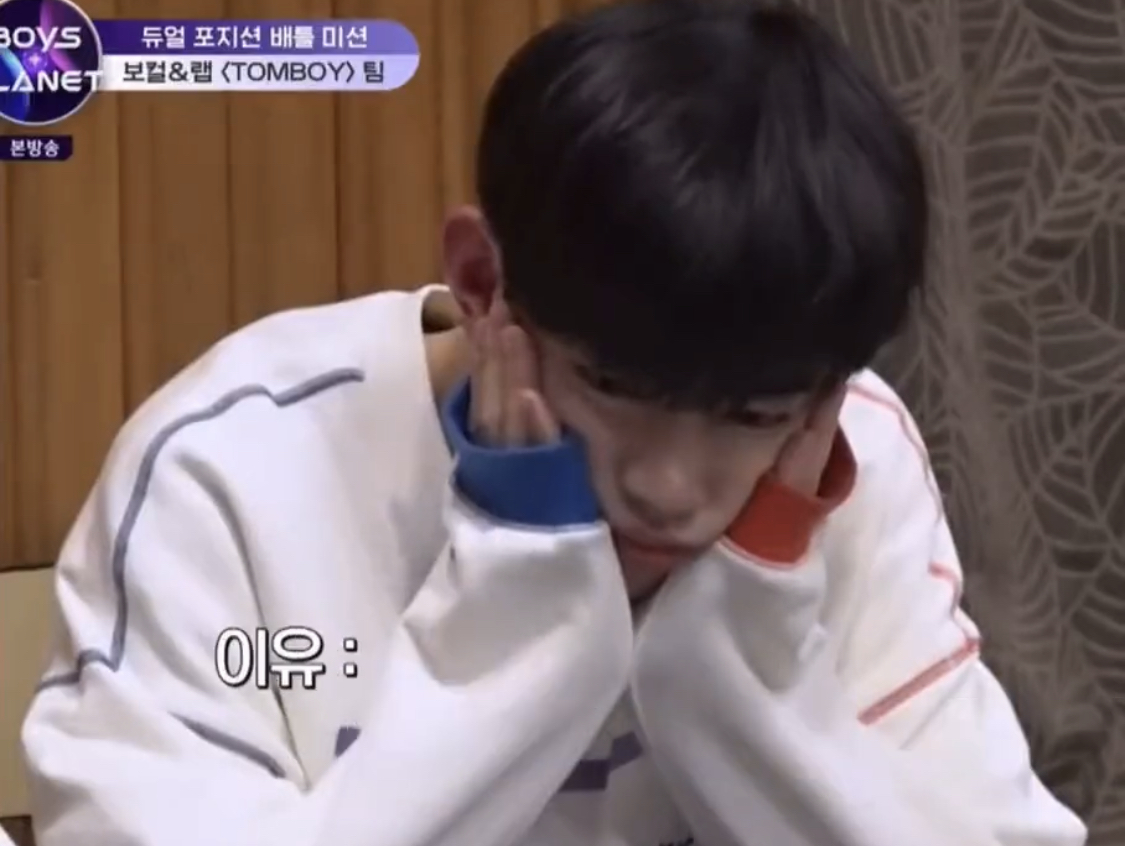 [잡담] 하오 소매로 손등 덮는거 너무 좋아하는듯 | 인스티즈