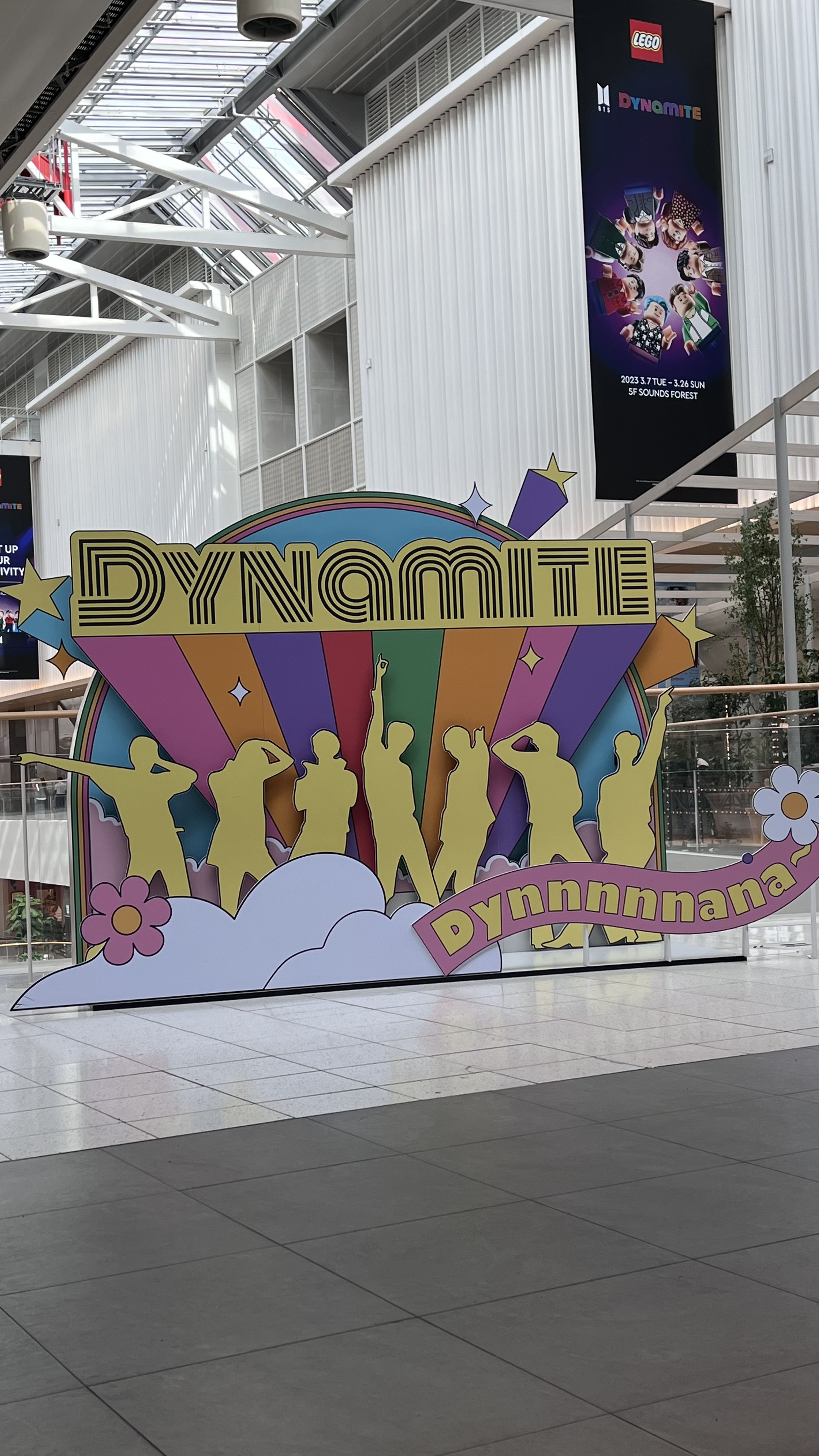 [잡담] 더현대 왔는데 오픈하고 30분내내 방탄 노래만 나와서 | 인스티즈