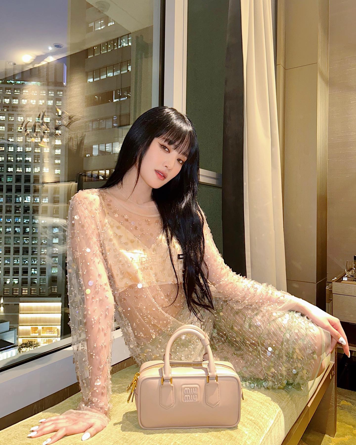 [잡담] 민니 미우미우 사진 뜬거 보는데 의상 특이하다 | 인스티즈