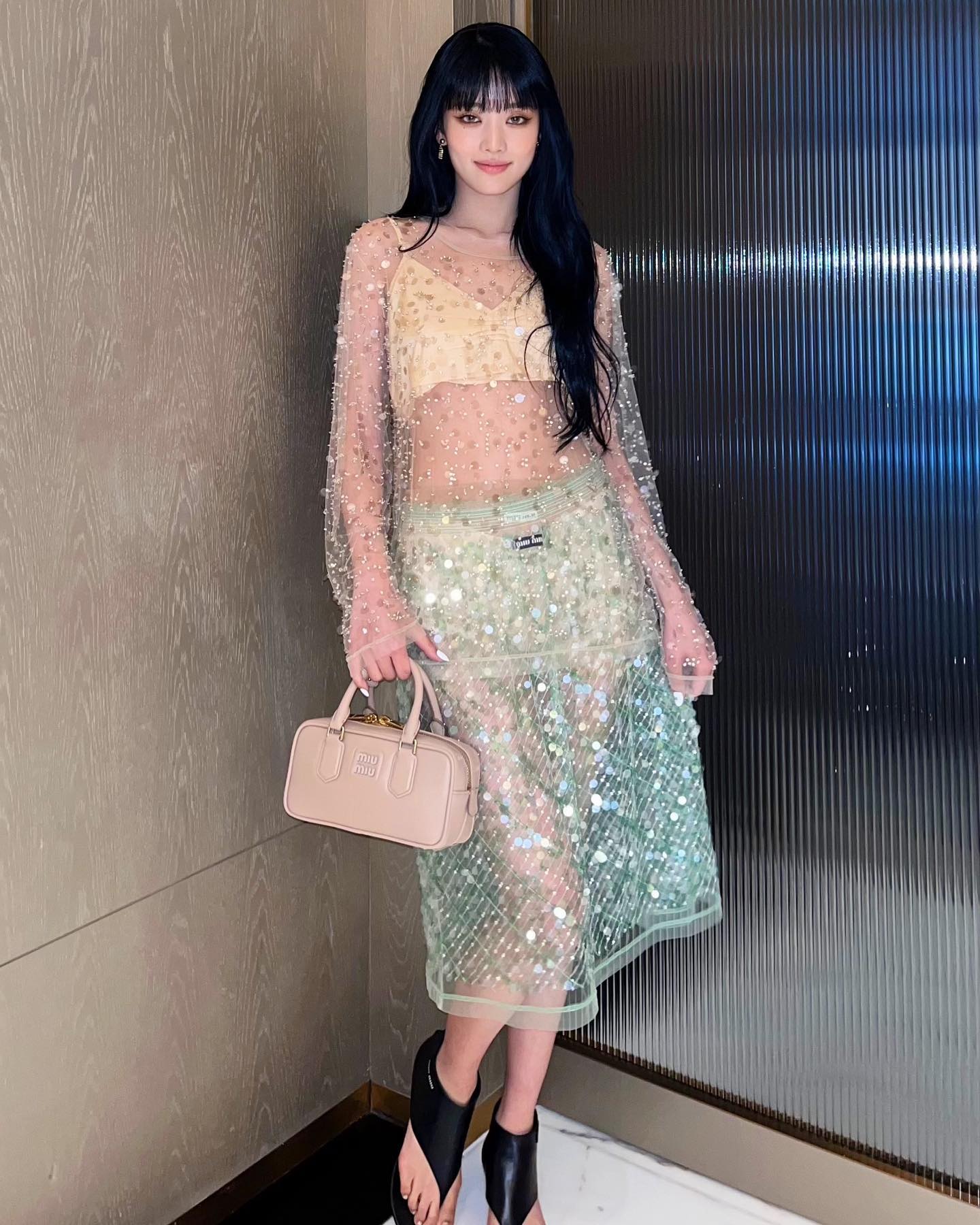 [잡담] 민니 미우미우 사진 뜬거 보는데 의상 특이하다 | 인스티즈