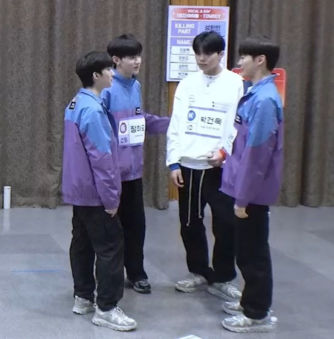 [잡담] ㅇㄴ 박건욱 왤케 얼딩같이 서있음 | 인스티즈