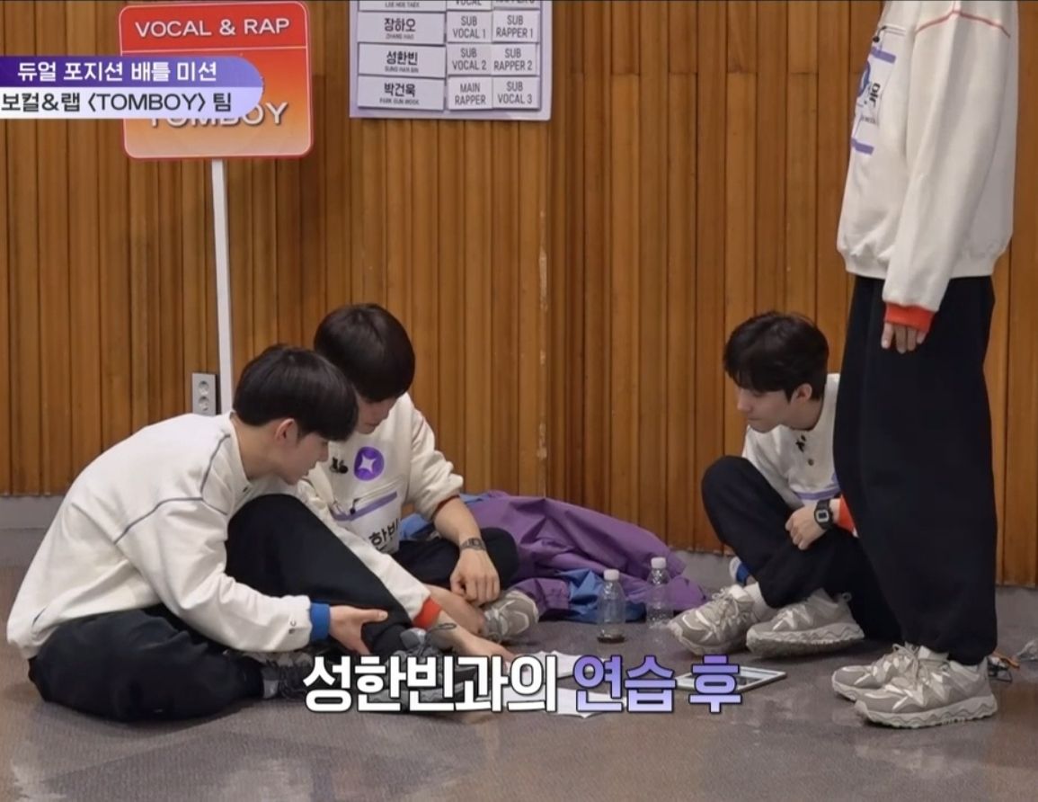 [잡담] ㅇㄴ 박건욱 왤케 얼딩같이 서있음 | 인스티즈