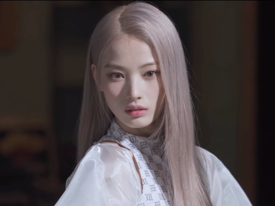 [잡담] 근데 지니 개이쁨,, 지니 얼굴 구경 할 사람?? | 인스티즈