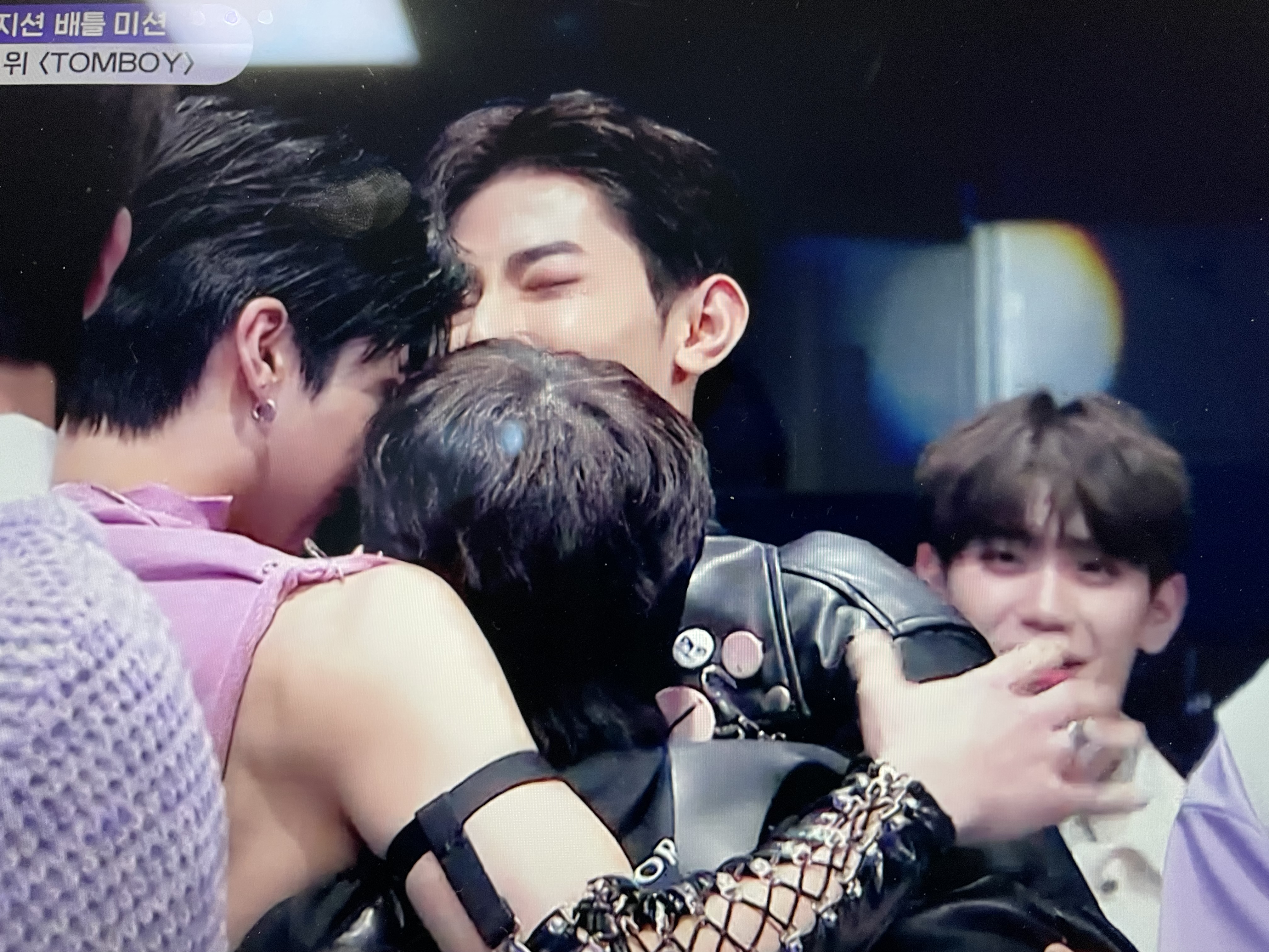 [잡담] 아니 박건욱 손크기 거의 냄비 아니야..? | 인스티즈