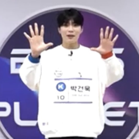 [잡담] 건욱이 손 크기 봐... 쌀보리게임 이런거 하면 손 못빼서 그대로 잡힐듯ㅋㅋㅋㅋㅋ | 인스티즈