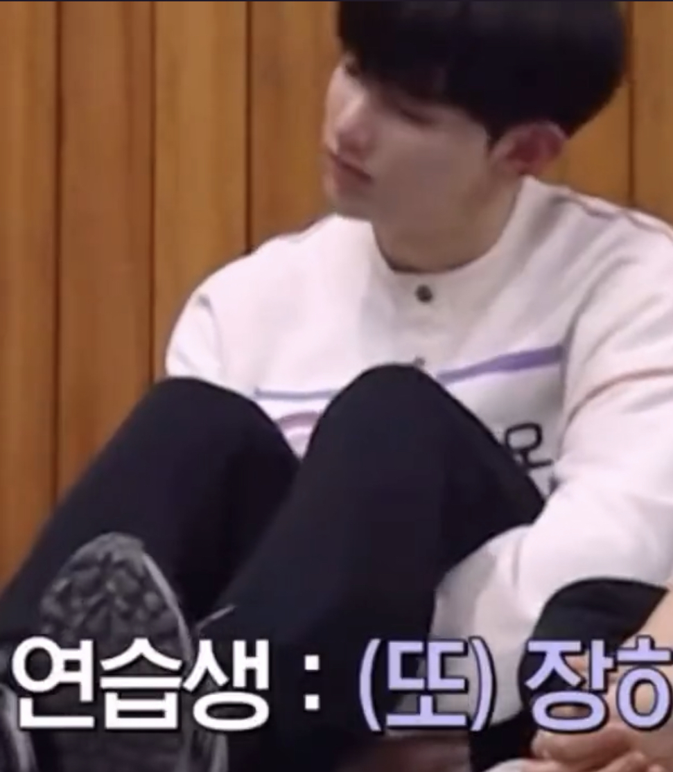 [잡담] 장하오 다리가 길어서 그런가 다리 앉고 있으면 쪼꼬미해보여 | 인스티즈