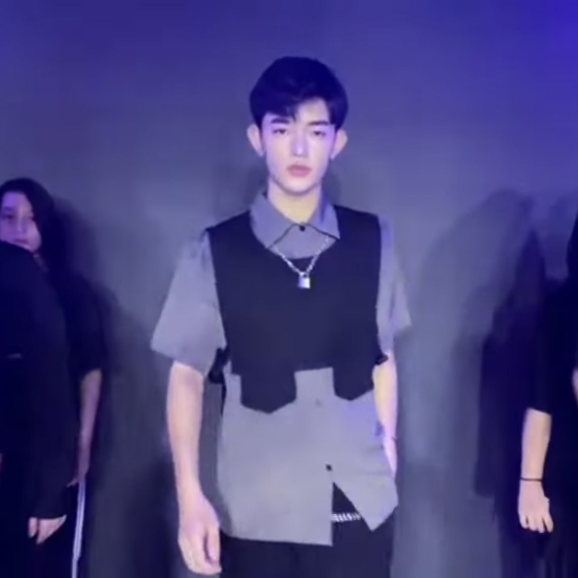[잡담] 장하오 과거 댄스 영상보는데 여자분들 뒤에서 혼자 걸어나오는거 | 인스티즈