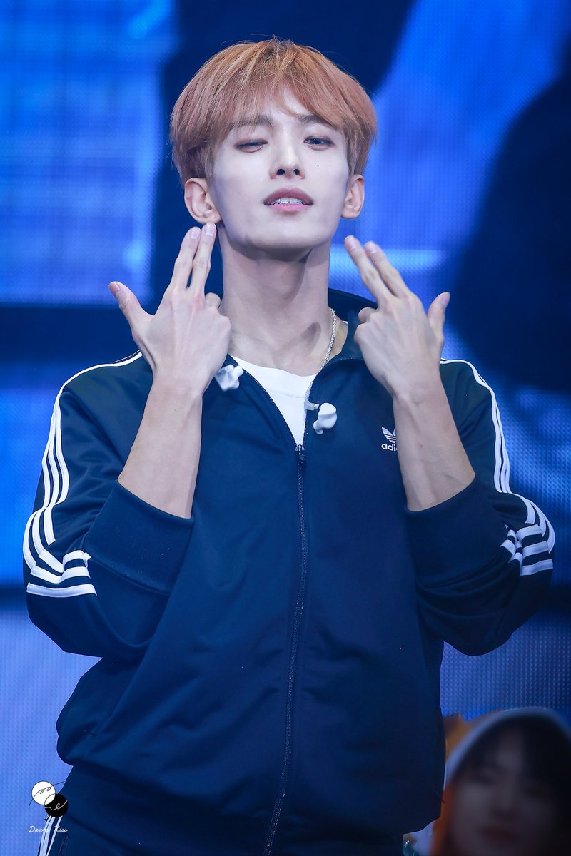 [잡담] 셉 도겸 이 사진 얼굴도 얼굴인데 손~팔이 ㄹㅇ | 인스티즈