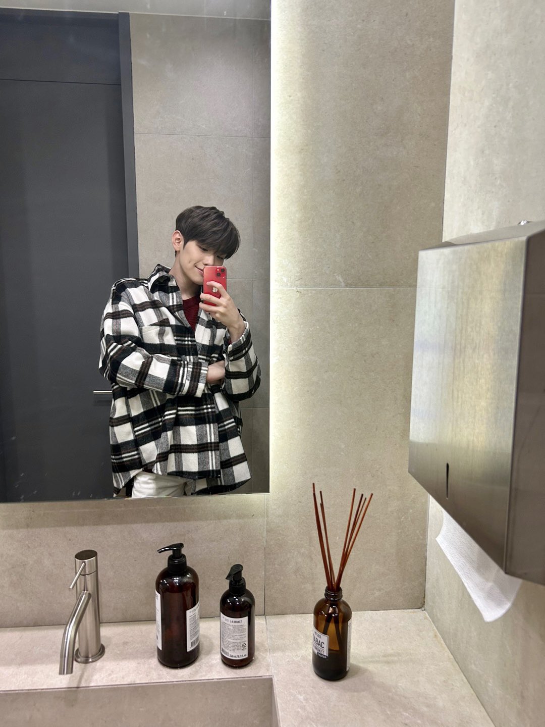 [잡담] 김태래 핸드폰마저 컬러풀했던게 개웃기다 | 인스티즈