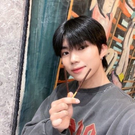 [잡담] 건욱이도 데뷔하면 포카 잘 뽑을 거 같지 | 인스티즈