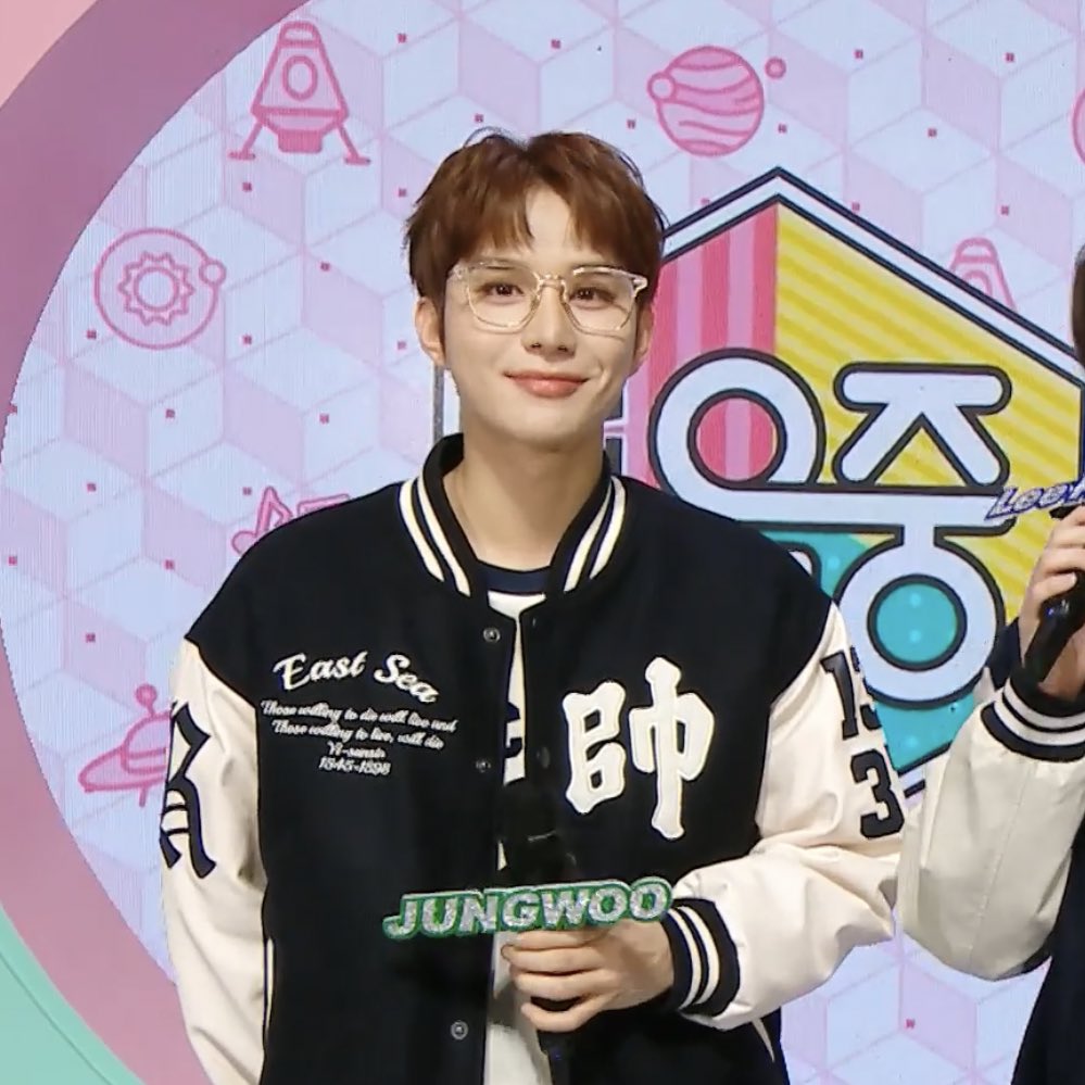 [잡담] 오늘 정우 옷 의미있는거였구나!! 독도 위치 자수로 박혀있고 | 인스티즈