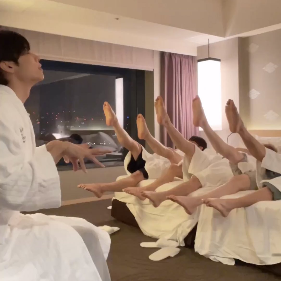 [잡담] 더보이즈 이게 뭔 사진인진 모르겠지만 각선미 쩔어; | 인스티즈