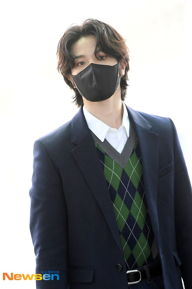 [잡담] 공항에서 교과서 들고 있는 거 사진 찍힌게 엊그제 같았는데... | 인스티즈