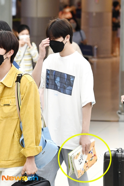 [잡담] 공항에서 교과서 들고 있는 거 사진 찍힌게 엊그제 같았는데... | 인스티즈