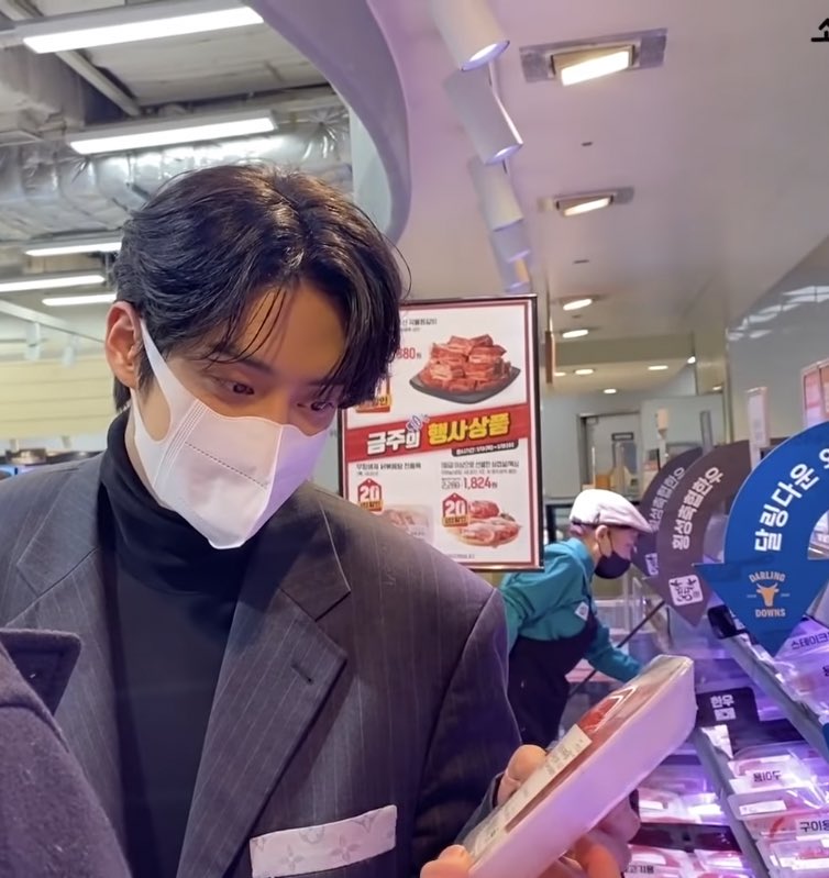 [잡담] 김지웅 수트입고 장보는거 미치겠음 | 인스티즈