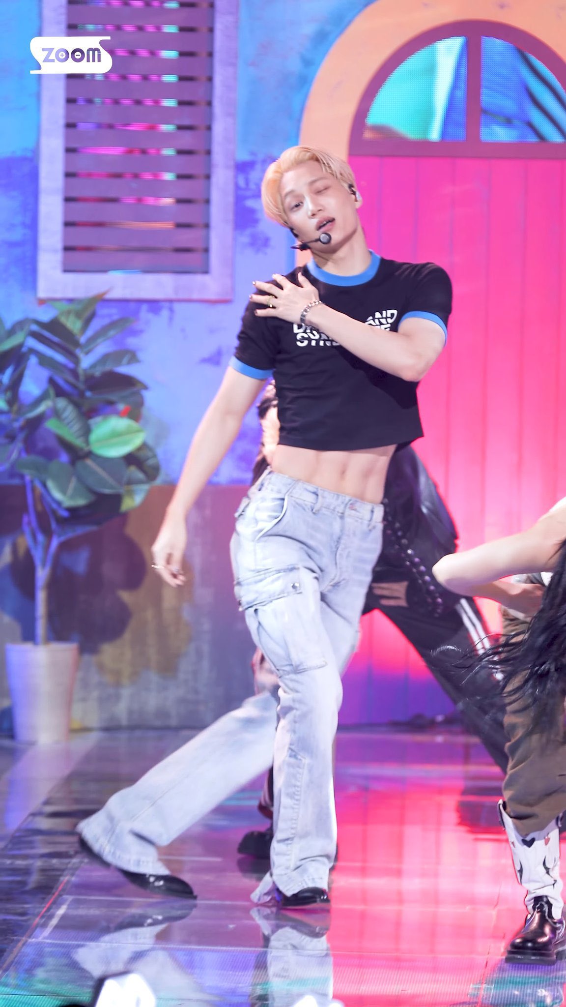 [잡담] 태양씨 카이랑 바지 똑같은 거 알고 입고 온 거냐고 물어봐주라 | 인스티즈