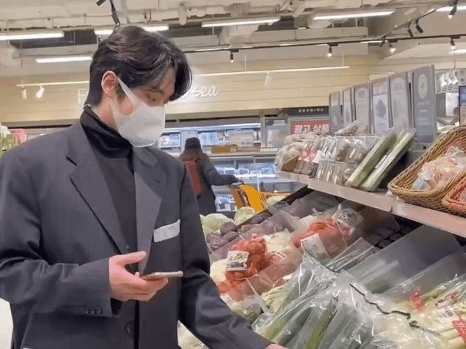 [잡담] 김지웅 수트입고 장보는거 미치겠음 | 인스티즈