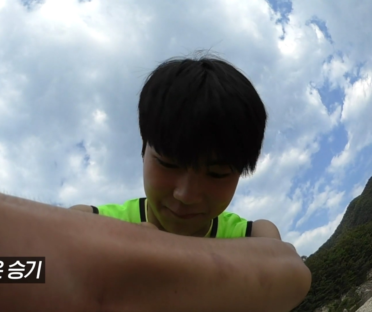[잡담] 팔씨름중인 아기 건욱이 | 인스티즈