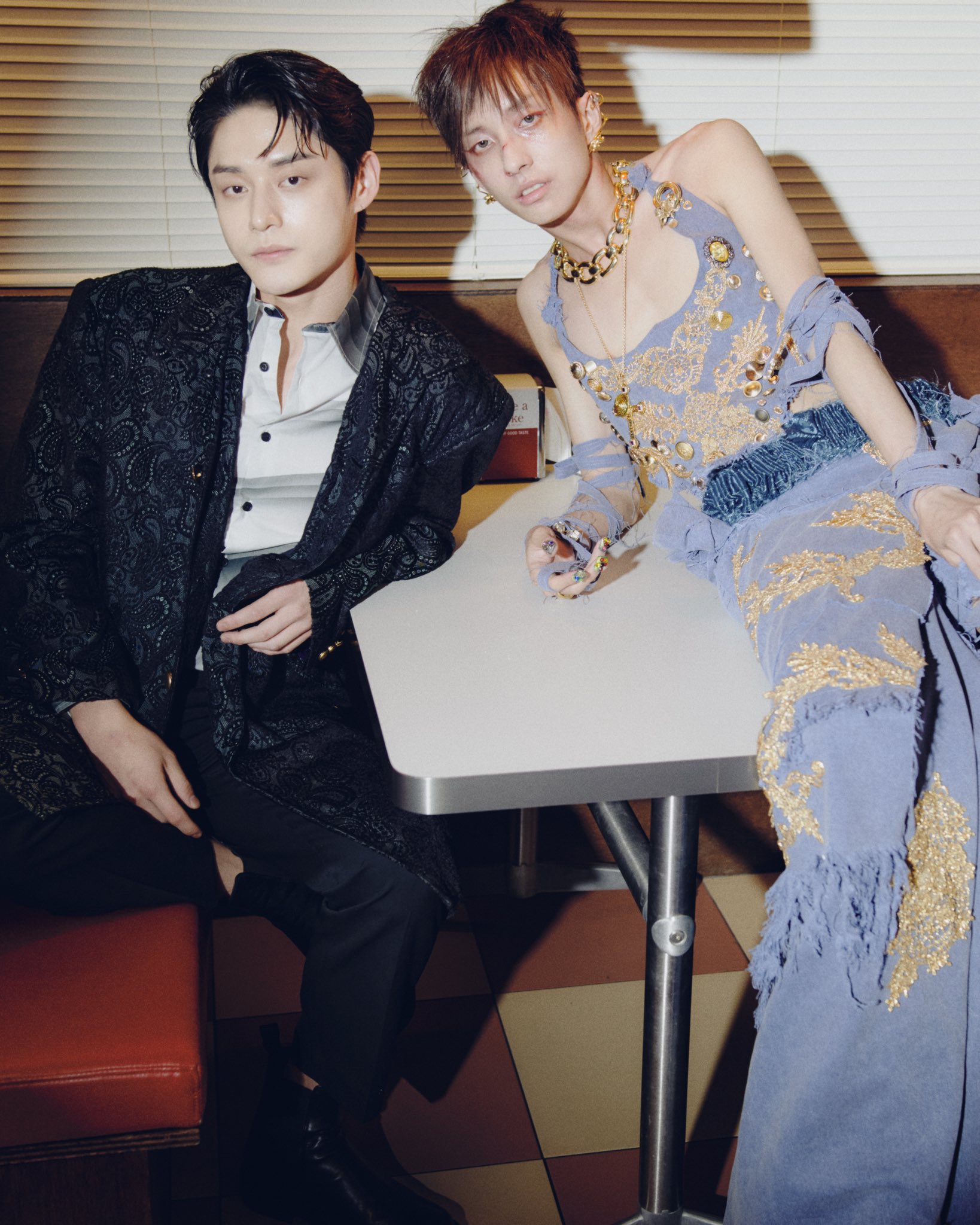 [잡담] 오른쪽 뭐하는 사람이야?? | 인스티즈