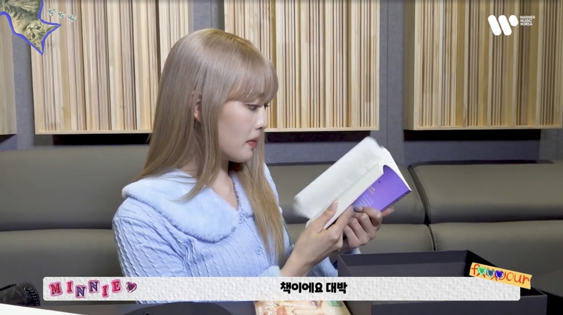 [잡담] 앤 마리 굿즈 받고 신나 하는 민니 진짜 세젤귀 | 인스티즈