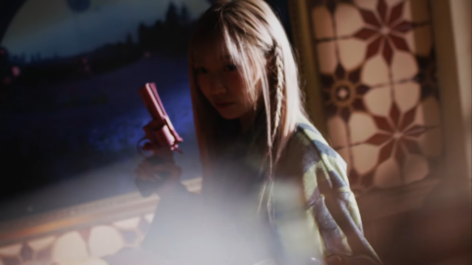 [잡담] 류수정 방금 뜬 영상에서 들고 있는 총 | 인스티즈