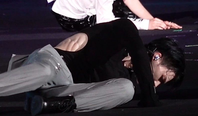 [잡담] 옷 뚫린 곳에 튀어나와 있는 근육 뭐라고 하지? | 인스티즈