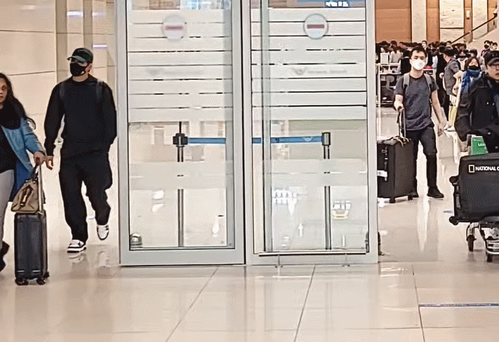 [잡담] 이강인 무심하게 손흔들면서 나옴… | 인스티즈