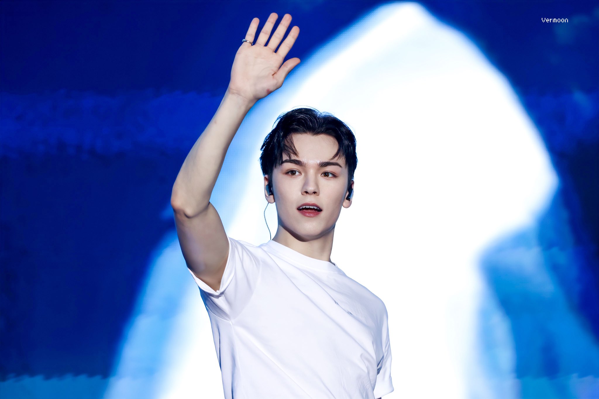 [잡담] 흰티 잘 어울리는 미남 개좋음 🤤 | 인스티즈