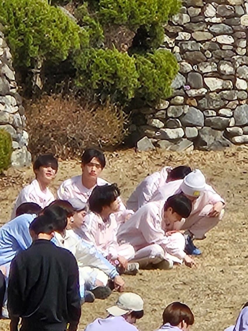 [잡담] 핑크멤들 흰 비니 옆에 누구야? | 인스티즈