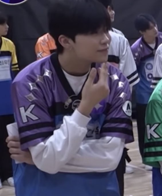 [잡담] 저 핑크 젤 큰 애 매튜를 흥미롭게 보는 건욱이랑 똑같은거같음 | 인스티즈