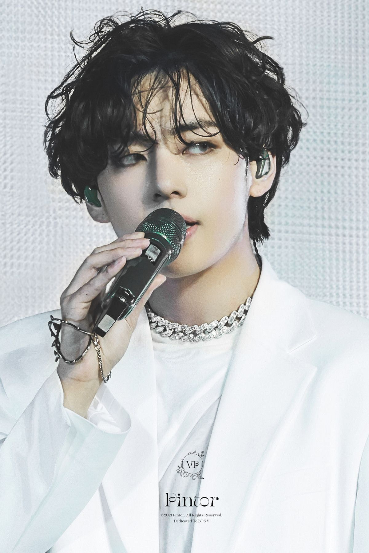 [잡담] 뷔 어른들이 왜 예쁘게 생겼다고 자주 말하는지 짤 보니까 납득 완 | 인스티즈