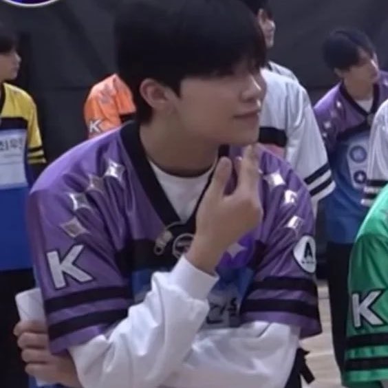 [잡담] 아 박건욱 또 흥미롭게 쳐다보는 포즈 하고 있네 | 인스티즈