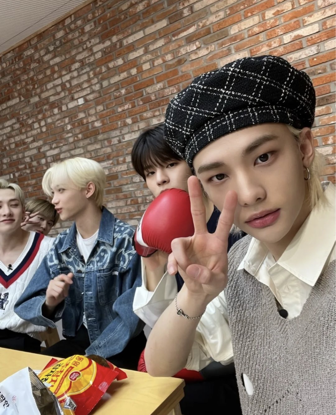 [잡담] 스키즈 현진 얼굴형은 시술로 가능한부분이야? | 인스티즈