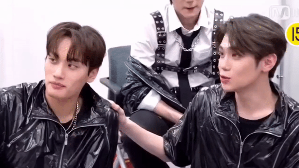 ㄱ [잡담] 금탤은 왜 유독 시선이 엇갈리고 서로 빤히 쳐다보는 게 많을까 | 인스티즈