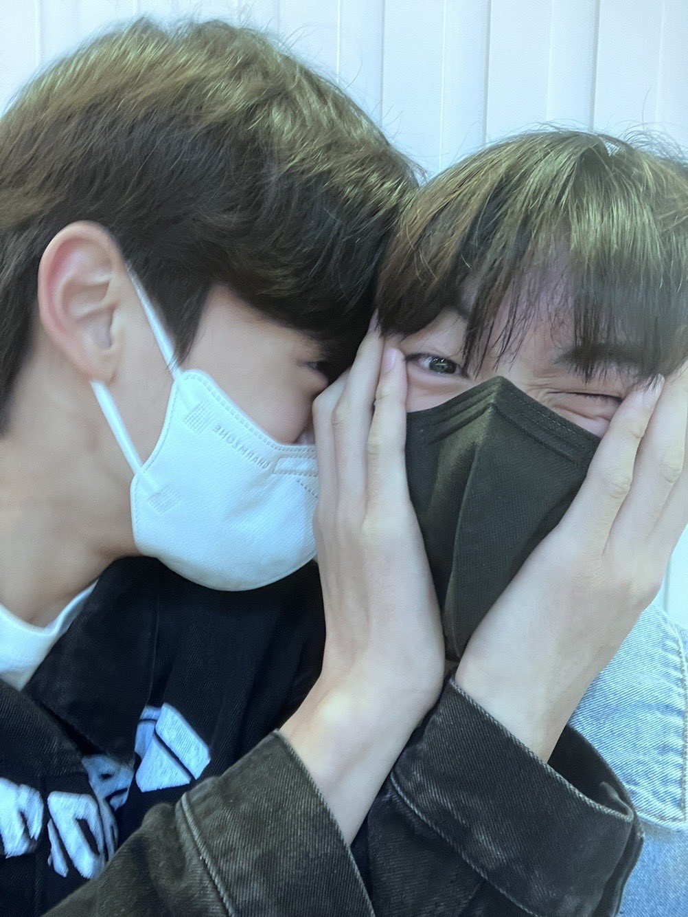 [잡담] 이 사진 손이 규빈이 손이라는게 | 인스티즈