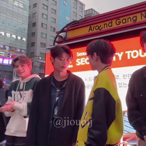 [잡담] 이정현 에어팟주워주는 짤에 포인트는 | 인스티즈