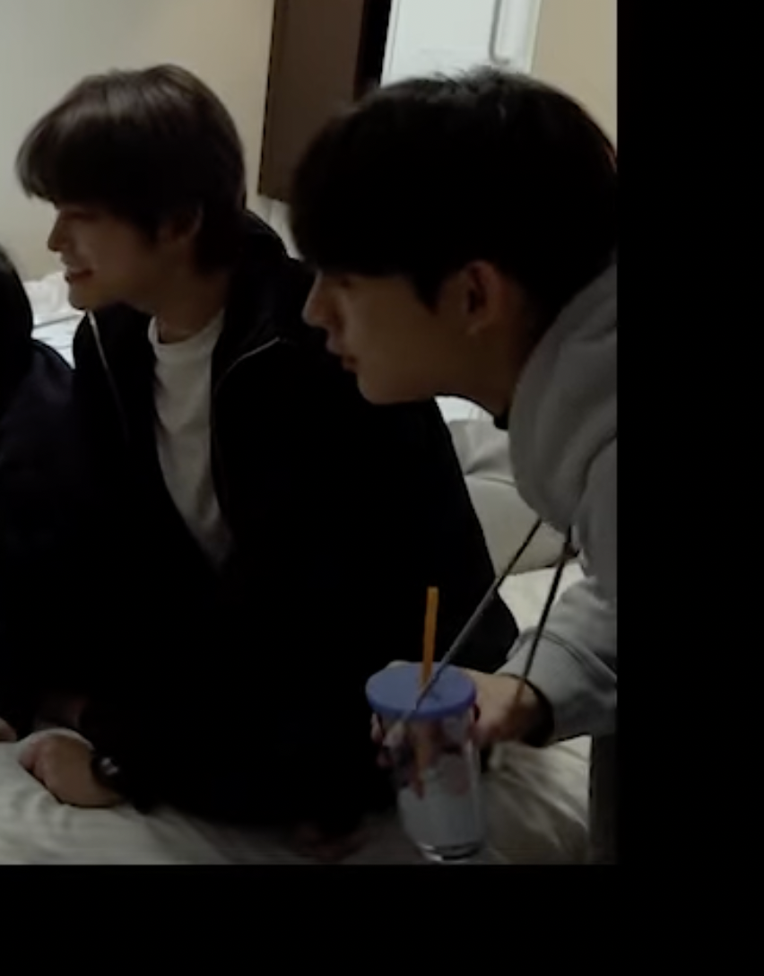 [잡담] 유승언 진짜 귀엽네 이 컵 계속 들고다녘ㅋㅋㅋㅋㅋㅋㅋㅋㅋㅋㅋㅋ | 인스티즈