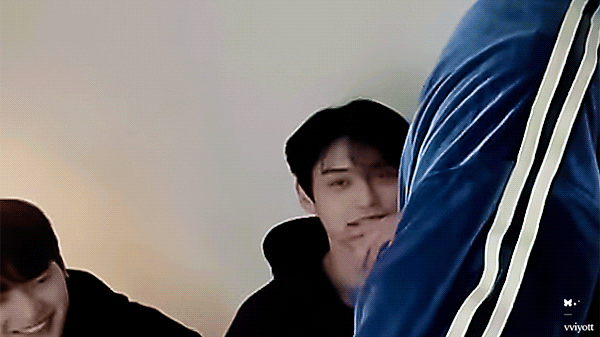 [잡담] 얘들아....... 김지웅 퍼컬이 뭐야 도대체 ❓ | 인스티즈