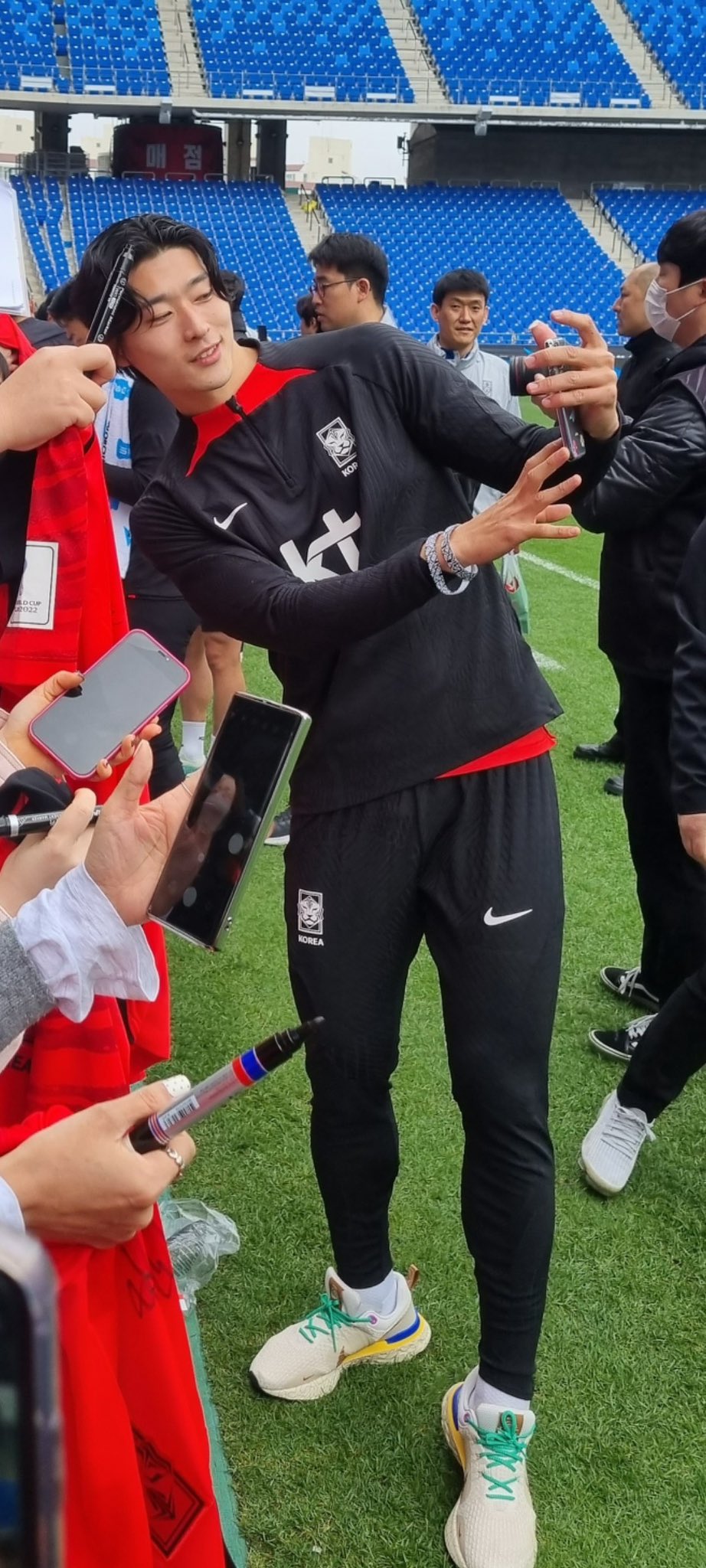 [잡담] 팬서비스 하는 조규성 전신샷 | 인스티즈