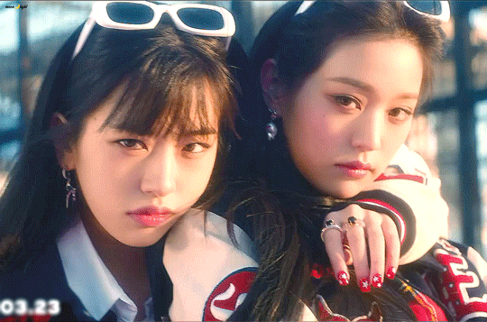 [잡담] 익들은 아이브 움짤 둘 중에 뭐가 더 좋아? | 인스티즈