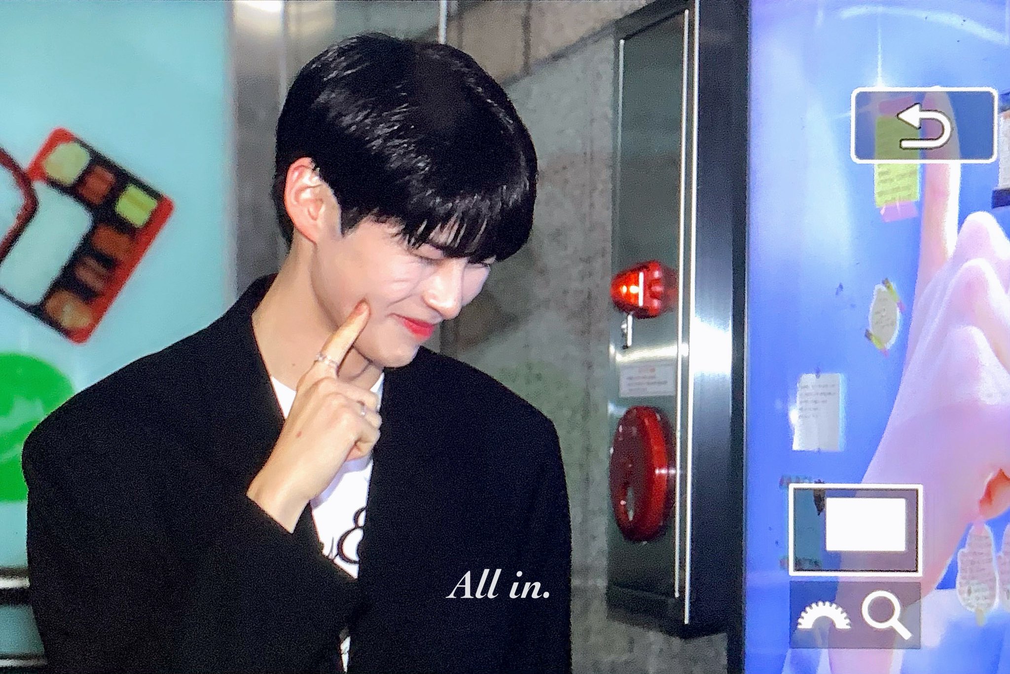 [잡담] 아 성한빈 실물 진짜 예쁠 것 같아 이 사진 봐 | 인스티즈