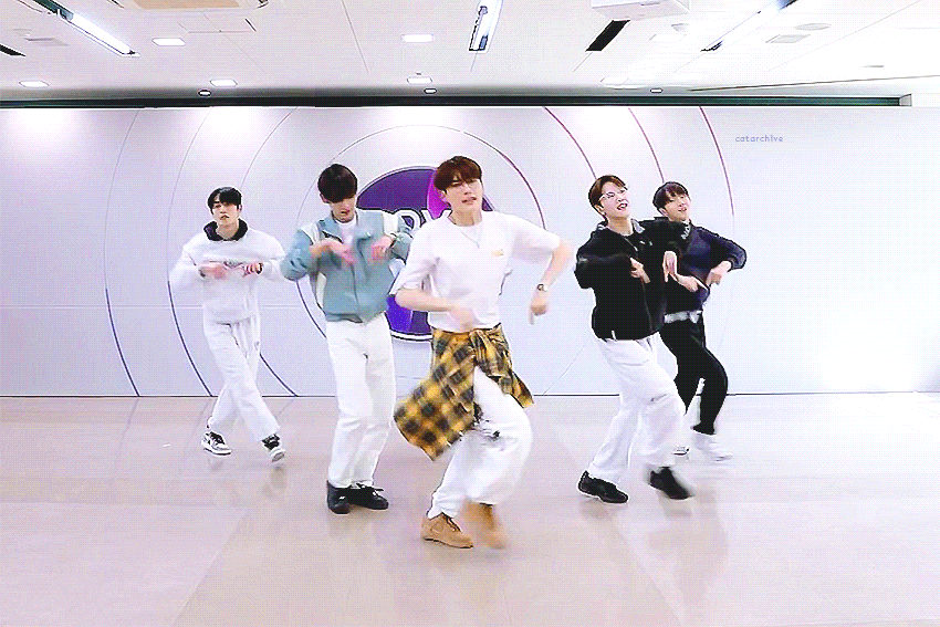 [잡담] 성한빈 세마넴 명찰 하트안무 짤 떴는데 | 인스티즈